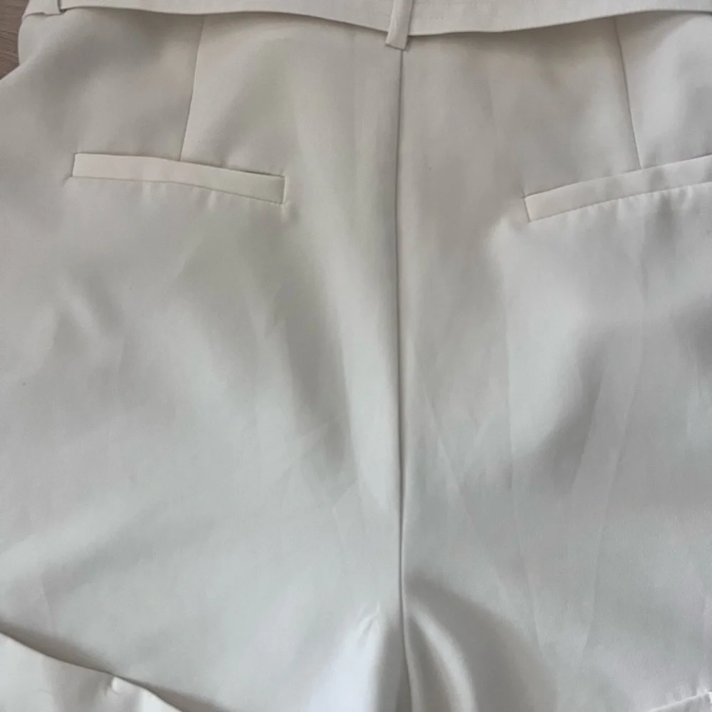 Elegant White Women's Shorts with Belt - Picture 11 of 12